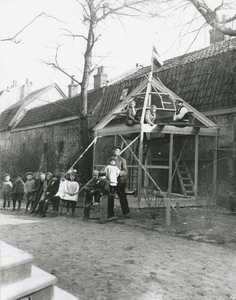 875436 Afbeelding van de bouw van een volière in het Oranjepark in Wijk C te Utrecht, met een groep kleine kinderen en ...